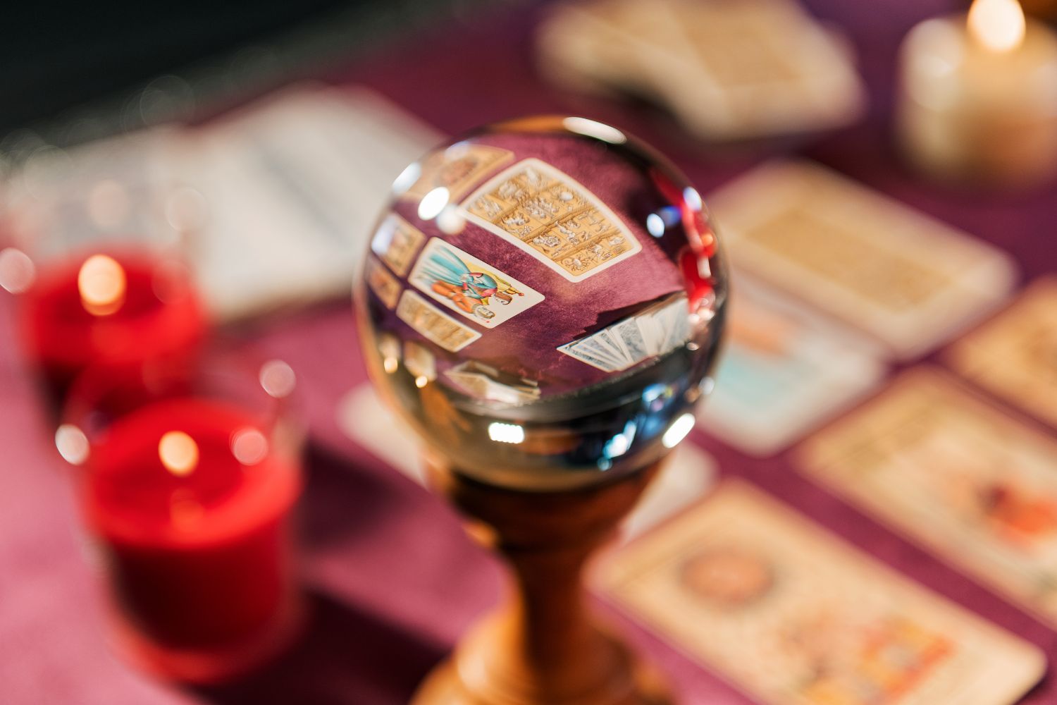 Bougie allumée dans l'obscurité, symbole de voyance et médiumnité