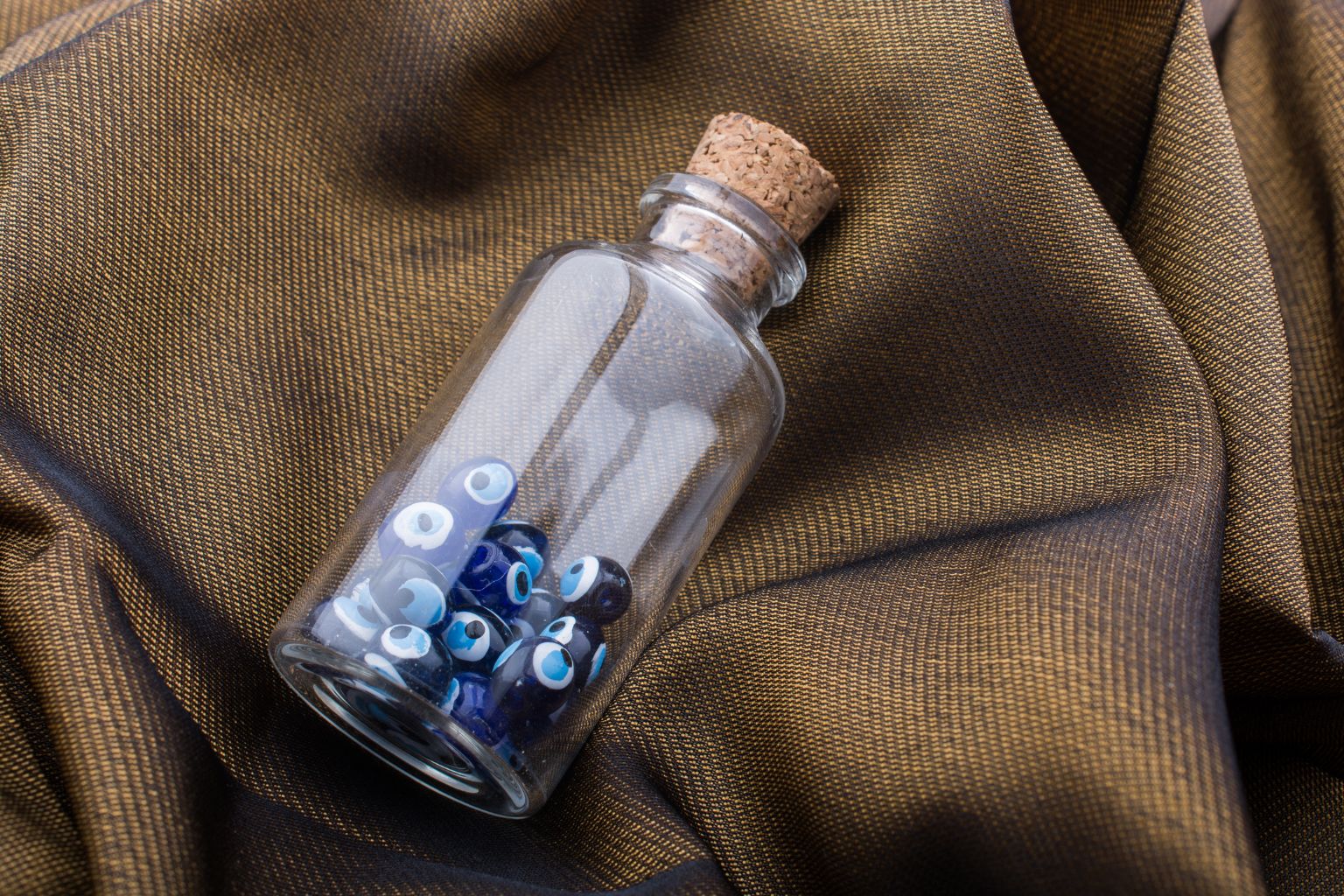 Amulette dorée protectrice contre le mauvais œil
